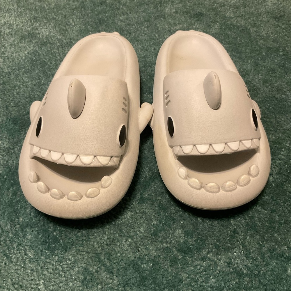Shark Design Slip-On Shoes - light gray